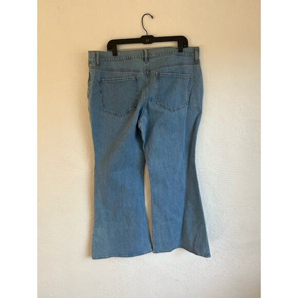 Express Woman Mid Rise Light Wash '70s Flare Jeans, Size 16S - Picture 10 of 10